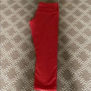 Lululemon wunder under cropped tights.